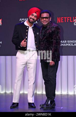 Le chanteur, compositeur et acteur indien Diljit Dosanjh et le compositeur, producteur de disques, chanteur et compositeur indien Allah Rakha (A.R.) Rahman posent pour une photo lors d'un événement pour dévoiler leur prochain film 'Amar Singh Chamkila' sur Netflix à Mumbai. Banque D'Images