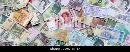 Beaucoup de billets de monnaie différente. Fond de grande quantité de factures d'argent aléatoires en gros plan Banque D'Images