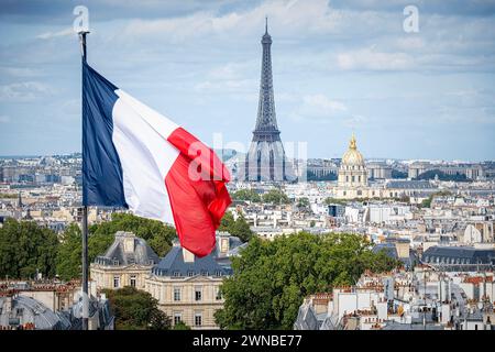 Vue surélevée sur les gratte-ciel de Paris, y compris la Tour Eiffel et l'Hôtel des Invalides, le tombeau napoléen. Banque D'Images