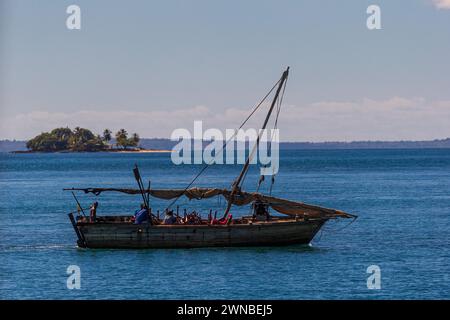 TSARABANJINA, MADAGASCAR, 20 février 2024 : bateau traditionnel de Malegasy avec pêcheurs dans un ruisseau de l'île de Tsarabanjina près de Nosy Be. Banque D'Images