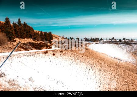 La route sinueuse dans les montagnes arrondies. Vue panoramique depuis la montagne Mottarone (1491 mètres au-dessus du niveau de la mer). Piémont - taly. Banque D'Images