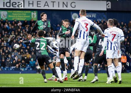 West Bromwich, Royaume-Uni. 01 mars 2024. Coventry défend lors de l'EFL Sky Bet Championship match entre West Bromwich Albion et Coventry City aux Hawthorns, West Bromwich, Angleterre le 1er mars 2024. Photo de Stuart Leggett. Utilisation éditoriale uniquement, licence requise pour une utilisation commerciale. Aucune utilisation dans les Paris, les jeux ou les publications d'un club/ligue/joueur. Crédit : UK Sports pics Ltd/Alamy Live News Banque D'Images