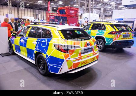 22/09/22 Toyota Corolla, RAV4 et Hilux en livrée police, ambulance et pompiers sur le stand Toyota au salon des services d'urgence, NEC, Birming Banque D'Images