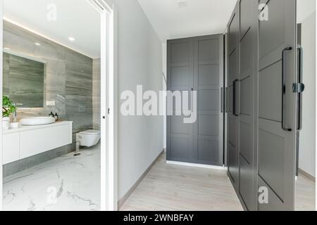 une grande promenade dans l'armoire menant à salle de bain privée dans la villa méditerranéenne de luxe Banque D'Images