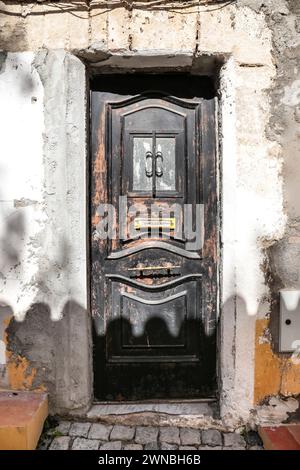 Elvas, Portugal- 23 octobre 2023 : vieille porte en bois avec détails en fer forgé et boîte aux lettres Banque D'Images