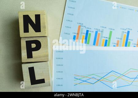 Concept des cubes en bois avec le mot NPL - prêt non performant sur fond en bois. Banque D'Images