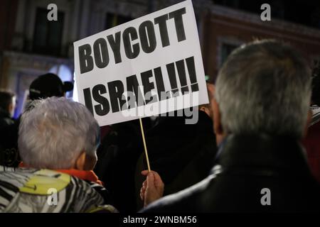 Des dizaines de personnes protestent lors de la manifestation contre l'invasion de la Palestine, le 1er marzo 2024 à Madrid, Espagne. Banque D'Images