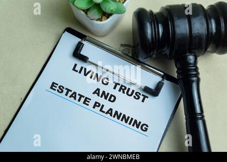 Concept de Living Trust et Estate Planning écrire sur des documents isolés sur fond de bois. Banque D'Images