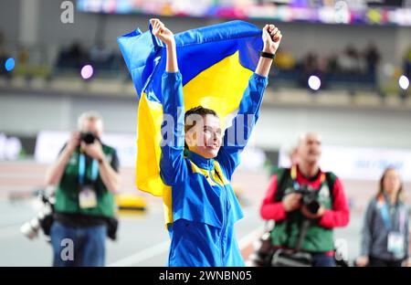 L'ukrainienne Yaroslava Mahuchikh célèbre sa victoire d'argent lors de la finale de saut en hauteur féminine lors de la première journée des Championnats du monde d'athlétisme en salle à l'Emirates Arena de Glasgow. Date de la photo : vendredi 1er mars 2024. Banque D'Images
