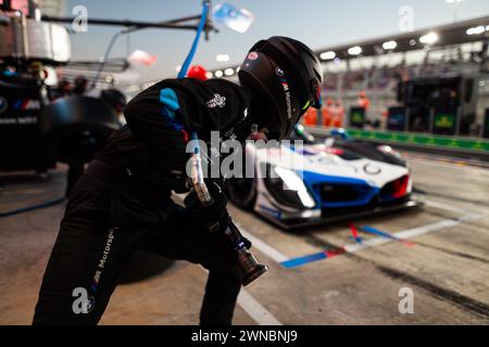 Mécanicien BMW Hybrid V8, mécanicien lors du Qatar Airways Qatar 1812 KM, 1er tour du Championnat du monde d'Endurance FIA 2024, du 29 février au 02 mars 2024 sur le circuit international de Losail à Lusail, Qatar - photo Javier Jimenez / DPPI Banque D'Images