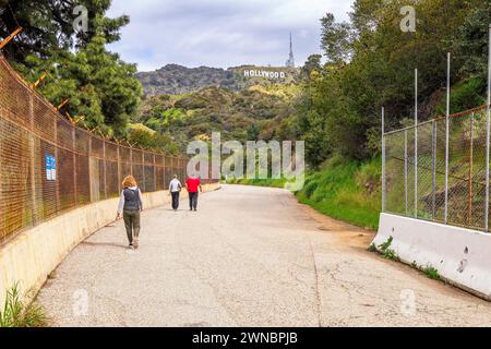 Los Angeles, CA, États-Unis – 1er mars 2024 : le célèbre panneau Hollywood peut être vu depuis une route de pompiers au réservoir Hollywood à Los Angeles, CA. Banque D'Images