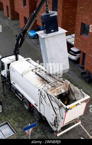 Les conteneurs de déchets résiduels souterrains sont vidés par les services municipaux Banque D'Images