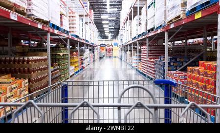 Naviguer dans les allées du Sams Club avec un panier vide Banque D'Images