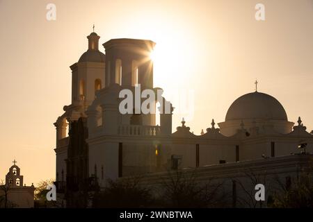 Construit en 1797, la lumière de l'après-midi brille sur l'époque coloniale espagnole historique San Xavier del bac Mission à Tucson, Arizona, États-Unis. Banque D'Images