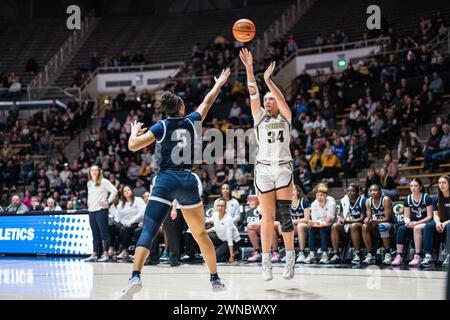 West Lafayette, Indiana, États-Unis. 28 février 2024. CAITLYN HARPER (34) de Purdue tire pendant le match de basket-ball NCAA womenÃs entre les Penn State Nittany Lions et les Purdue Boilermakers, mercredi 28 février 2024, à la Mackey Arena à West Lafayette, Ind (Crédit image : © David Wegiel/ZUMA Press Wire) USAGE ÉDITORIAL SEULEMENT! Non destiné à UN USAGE commercial ! Banque D'Images