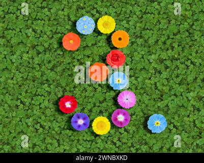 nombre écrit avec des fleurs colorées sur fond de trèfle vert Banque D'Images