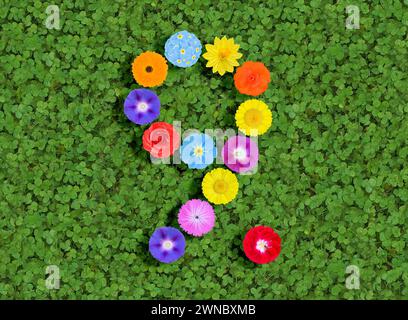 nombre écrit avec des fleurs colorées sur fond de trèfle vert Banque D'Images