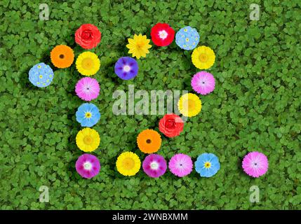 nombre écrit avec des fleurs colorées sur fond de trèfle vert Banque D'Images