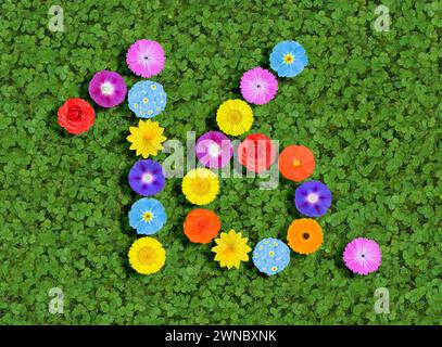 nombre écrit avec des fleurs colorées sur fond de trèfle vert Banque D'Images
