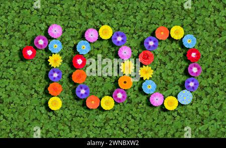 nombre écrit avec des fleurs colorées sur fond de trèfle vert Banque D'Images