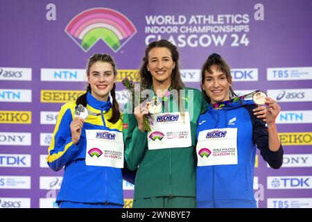 L'australien Nicola Olyslagers (au centre) célèbre avec la médaille d'or, l'ukrainienne Yaroslava Mahuchikh (à gauche) avec la médaille d'argent et la slovaque Lia Apostolovski avec la médaille de bronze après la médaille de saut en hauteur féminin lors de la première journée des Championnats du monde d'athlétisme en salle à l'Emirates Arena de Glasgow. Date de la photo : vendredi 1er mars 2024. Banque D'Images