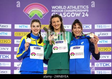 L'australien Nicola Olyslagers (au centre) célèbre avec la médaille d'or, l'ukrainienne Yaroslava Mahuchikh (à gauche) avec la médaille d'argent et la slovaque Lia Apostolovski avec la médaille de bronze après la médaille de saut en hauteur féminin lors de la première journée des Championnats du monde d'athlétisme en salle à l'Emirates Arena de Glasgow. Date de la photo : vendredi 1er mars 2024. Banque D'Images