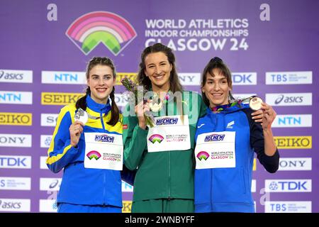 L'australien Nicola Olyslagers (au centre) célèbre avec la médaille d'or, l'ukrainienne Yaroslava Mahuchikh (à gauche) avec la médaille d'argent et la slovaque Lia Apostolovski avec la médaille de bronze après la médaille de saut en hauteur féminin lors de la première journée des Championnats du monde d'athlétisme en salle à l'Emirates Arena de Glasgow. Date de la photo : vendredi 1er mars 2024. Banque D'Images