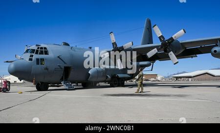 Le 43rd Electronic combat Squadron (ECS) a effectué son dernier vol à bord de l'EC-130H Compass Call le 15 février 2024, à Davis-Monthan Air Force base, Arizona. Le 43rd ECS est le premier escadron du 55th Electronic combat Group à s'éloigner de l'EC-130H Compass Call pour rejoindre le nouvel EA-37B Compass Call. (Photo de l'US Air Force par Airman 1st Class William Finn). Banque D'Images