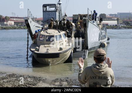 Les marins américains, affectés à la Beachmaster Unit One et à l'Amphibious construction Battalion One, chargent une unité d'artisanat terrestre au Camp Pendleton, Calif, le 28 février 2024. (Photo de l'armée américaine par le SPC Christ-Claude Mowandza-Noinga) Banque D'Images