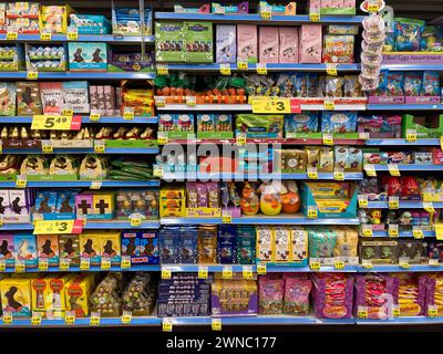 Allée des bonbons de Pâques de l'épicerie. Banque D'Images