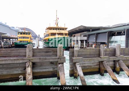 Sydney transporte le Borrowdale et Manly ferry Queenscliff au terminus Circular Quay ferry, Sydney, Nouvelle-Galles du Sud, Australie Banque D'Images