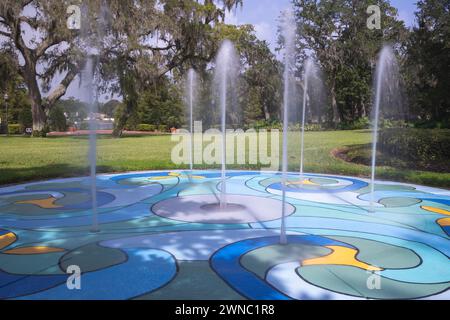 Petit coussin anti-éclaboussures pour les enfants dans un parc Banque D'Images