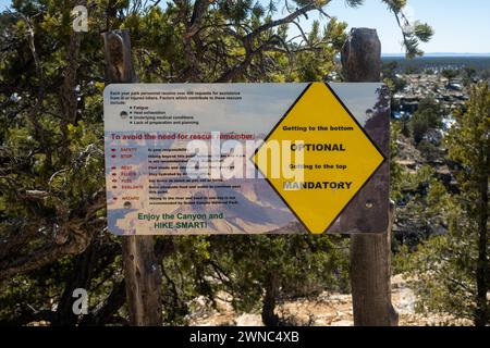 Parc national du Grand Canyon, 5 avril 2023 : un panneau d'avertissement au sommet de la piste Hermit Trail dans le Grand Canyon met en garde les randonneurs contre la sécurité Banque D'Images