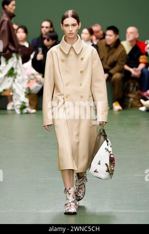 Paris, Frankreich. 01 mars 2024. Piste LOEWE automne/hiver 2024 pendant la semaine de la mode de Paris le 2024 février - Paris, France 01/03/2024 crédit : dpa/Alamy Live News Banque D'Images