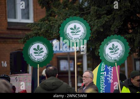 Fridays for future Demo Flensburg, Schleswig-Holstein, Demonstranten mit Transparenten Rette den Wald. Aufnahme vom 01.03.2024, Flensburg, Innenstadt *** vendredis pour la future démo Flensburg, Schleswig Holstein, démonstrateurs avec bannières Sauvez la forêt photo prise le 01 03 2024, Flensburg, centre-ville Banque D'Images