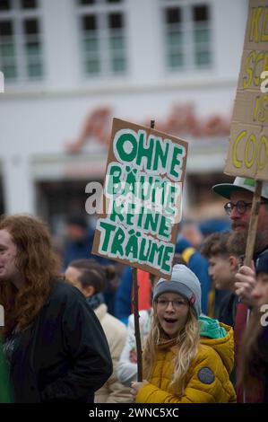 Fridays for future Demo Flensburg, Schleswig-Holstein, Kind mit transit mit Aufschrift : ohne Bäume keine Träume. Aufnahme vom 01.03.2024, Flensburg, Innenstadt *** vendredis pour future démo Flensburg, Schleswig Holstein, enfant avec transparent avec inscription Ohne Bäume keine Träume photo prise le 01 03 2024, Flensburg, centre ville Banque D'Images