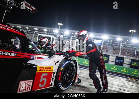 Porsche Penske Motorsport, mécanicien, mécanicien, ambiance lors du Qatar Airways Qatar 1812 KM, 1er tour du Championnat du monde d'Endurance FIA 2024, du 29 février au 02 mars 2024 sur le circuit international de Losail à Lusail, Qatar Banque D'Images