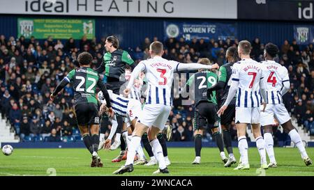 West Bromwich, Royaume-Uni. 01 mars 2024. Coventry défend lors de l'EFL Sky Bet Championship match entre West Bromwich Albion et Coventry City aux Hawthorns, West Bromwich, Angleterre le 1er mars 2024. Photo de Stuart Leggett. Utilisation éditoriale uniquement, licence requise pour une utilisation commerciale. Aucune utilisation dans les Paris, les jeux ou les publications d'un club/ligue/joueur. Crédit : UK Sports pics Ltd/Alamy Live News Banque D'Images