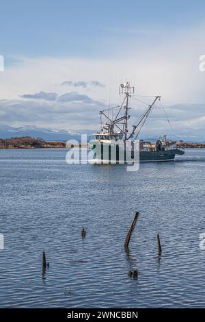 Bateau de pêche commerciale retournant au port de Steveston au Canada Banque D'Images