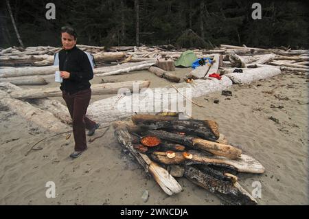 Indain Sunny Coulson Scott Anderson camping boire et cuisiner sur Shi Shi Beach Olympic National Park Washington State USA Banque D'Images