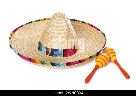 Chapeau sombrero mexicain et maracas isolés sur blanc Banque D'Images