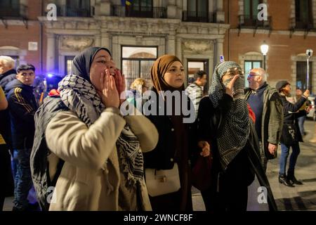 Madrid, Espagne. 01 mars 2024. Un groupe de manifestants pro-palestiniens crient des slogans pendant une manifestation. Rassemblement spontané pro-palestinien dans le centre de Madrid pour condamner les dernières attaques israéliennes contre le peuple palestinien où 113 personnes ont été assassinées alors qu’elles collectaient de l’aide humanitaire. (Photo de David Canales/SOPA images/SIPA USA) crédit : SIPA USA/Alamy Live News Banque D'Images