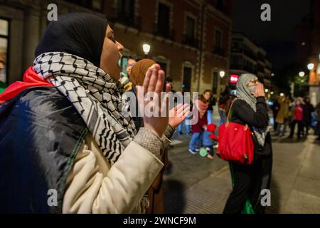 Madrid, Espagne. 01 mars 2024. Un groupe de manifestants pro-palestiniens crient des slogans pendant une manifestation. Rassemblement spontané pro-palestinien dans le centre de Madrid pour condamner les dernières attaques israéliennes contre le peuple palestinien où 113 personnes ont été assassinées alors qu’elles collectaient de l’aide humanitaire. Crédit : SOPA images Limited/Alamy Live News Banque D'Images