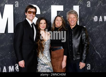 New York, États-Unis. 01 mars 2024. Jake Bongiovi, Millie Bobby Brown, Dorothea Hurley et Jon bon Jovi arrivent sur le tapis rouge lors de la première de Netflix à New York au Paris Theater le vendredi 1er mars 2024 à New York. Photo de John Angelillo/UPI crédit : UPI/Alamy Live News Banque D'Images