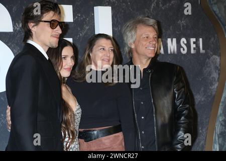 New York, NY, États-Unis. 01 mars 2024. Jake Bongiovi, Millie Bobby Brown, Dorothea Hurley, Jon bon Jov à la première New-yorkaise de Netflix's Damsel au Paris Theater le 1er mars 2024 à New York. Crédit : RW/Media Punch/Alamy Live News Banque D'Images