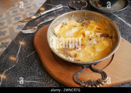 Omelette aux œufs avec saucisse sur la table Banque D'Images