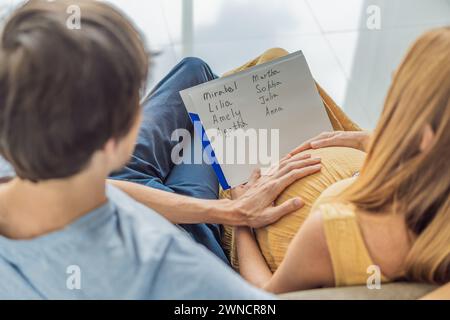 Couple attendu sélectionne joyeusement un nom pour leur fille à naître, savourant le moment spécial de choisir une identité significative pour leur croissance Banque D'Images