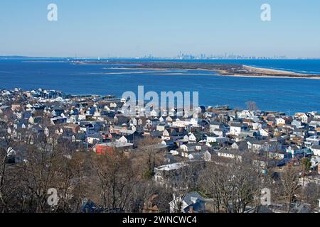Sandy Hook, le pont Verrazzano et la skyline de New York dans la distance vue depuis la propriété Navesink Twin Lights au-dessus de la secte Highlands Banque D'Images