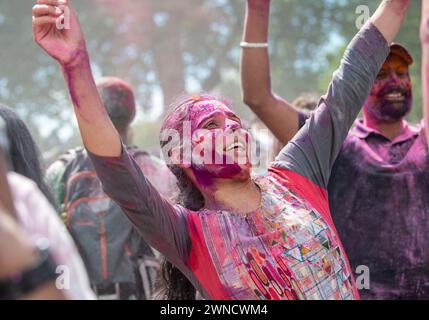 Christchurch, Nouvelle-Zélande. 2 mars 2024. Les fêtards sont couverts de poudres colorées au Holi Festival of Colours. La fête hindoue de Holi célèbre la fin de l'hiver et le début du printemps, et le triomphe du bien sur le mal. (Crédit image : © PJ Heller/ZUMA Press Wire) USAGE ÉDITORIAL SEULEMENT! Non destiné à UN USAGE commercial ! Crédit : ZUMA Press, Inc/Alamy Live News Banque D'Images