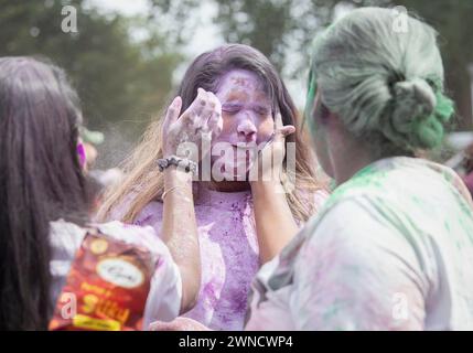 Christchurch, Nouvelle-Zélande. 2 mars 2024. Les fêtards sont couverts de poudres colorées au Holi Festival of Colours. La fête hindoue de Holi célèbre la fin de l'hiver et le début du printemps, et le triomphe du bien sur le mal. (Crédit image : © PJ Heller/ZUMA Press Wire) USAGE ÉDITORIAL SEULEMENT! Non destiné à UN USAGE commercial ! Crédit : ZUMA Press, Inc/Alamy Live News Banque D'Images